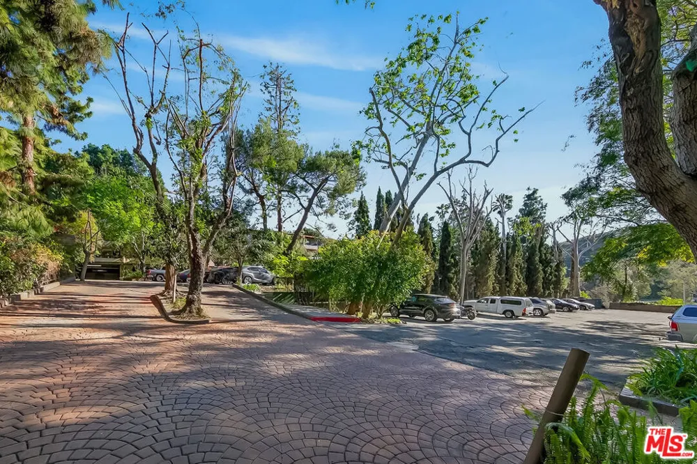 2700 Cahuenga Boulevard #4220 Los Angeles, CA 90068