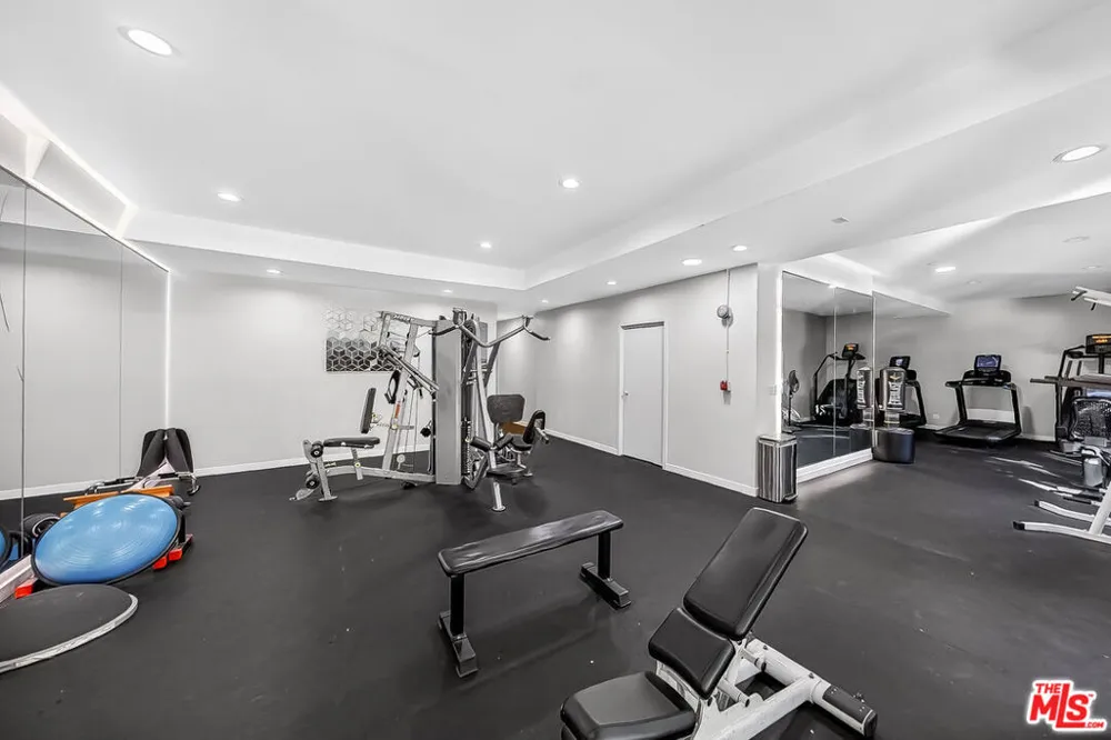 2700 Cahuenga Boulevard #4220 Los Angeles, CA 90068