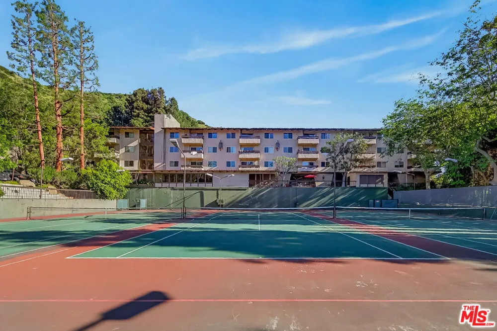 2700 Cahuenga Boulevard #4220 Los Angeles, CA 90068