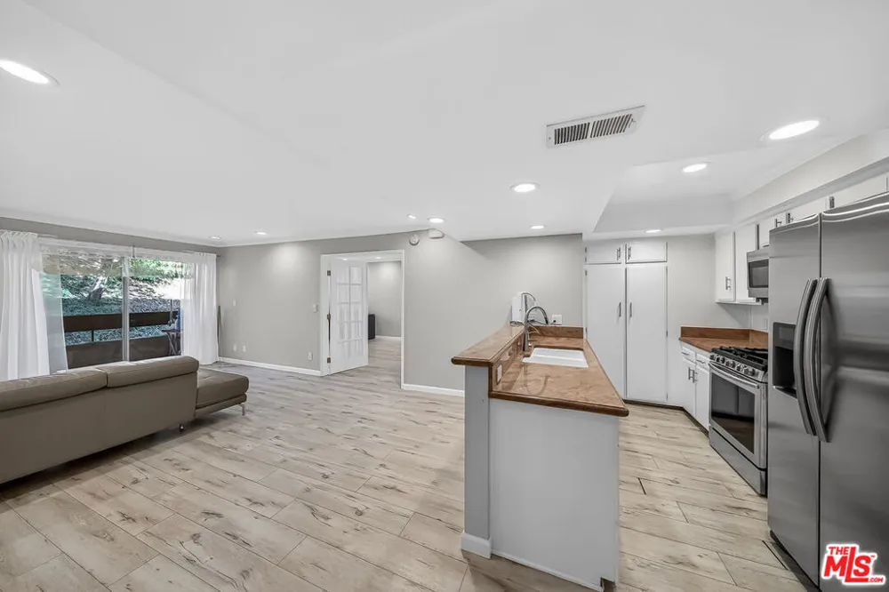 2700 Cahuenga Boulevard #4220 Los Angeles, CA 90068