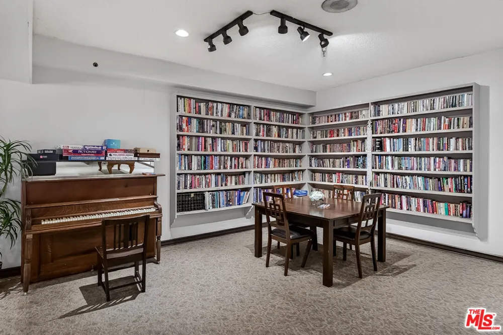 2700 Cahuenga Boulevard #4220 Los Angeles, CA 90068