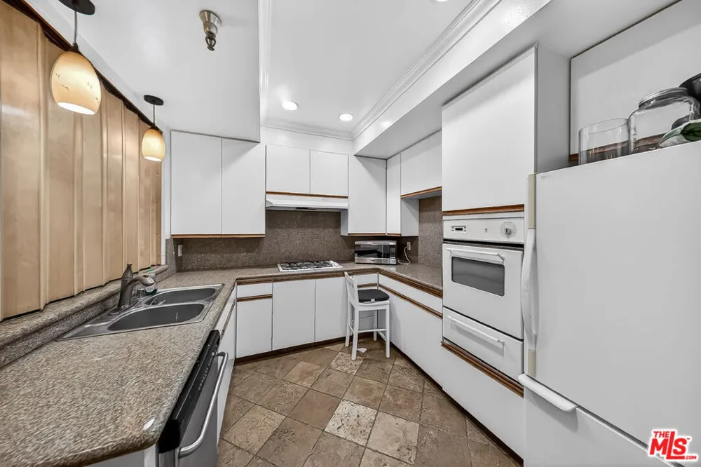 2700 Cahuenga Boulevard #4220 Los Angeles, CA 90068