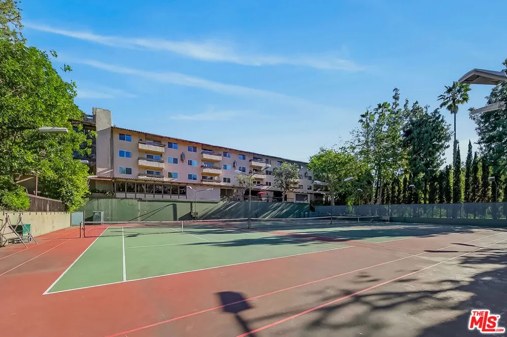 2700 Cahuenga Boulevard #4220 Los Angeles, CA 90068