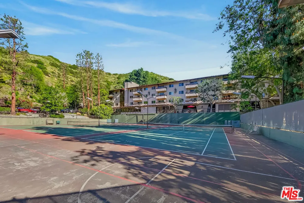 2700 Cahuenga Boulevard #4220 Los Angeles, CA 90068