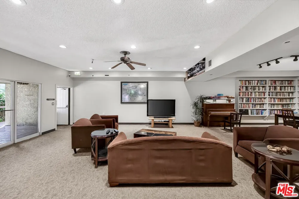 2700 Cahuenga Boulevard #4220 Los Angeles, CA 90068