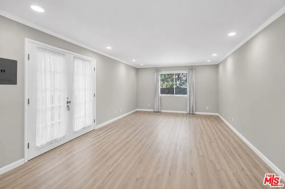 2700 Cahuenga Boulevard #4220 Los Angeles, CA 90068