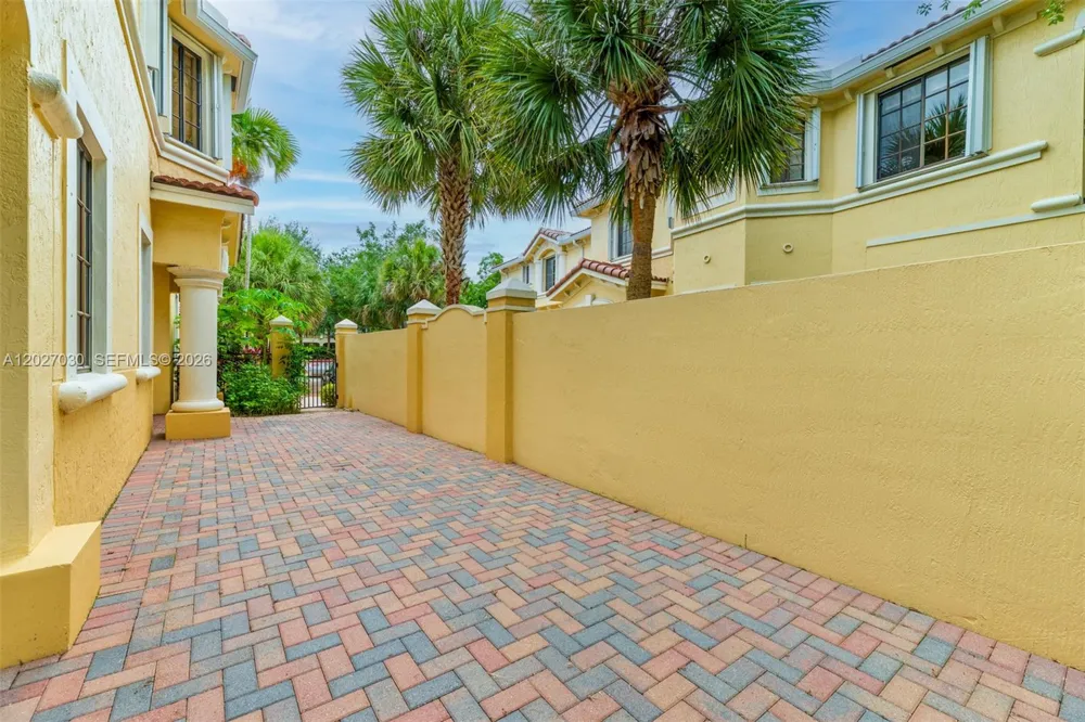 1695 Passion Vine Cir #22-1 Weston, FL 33326