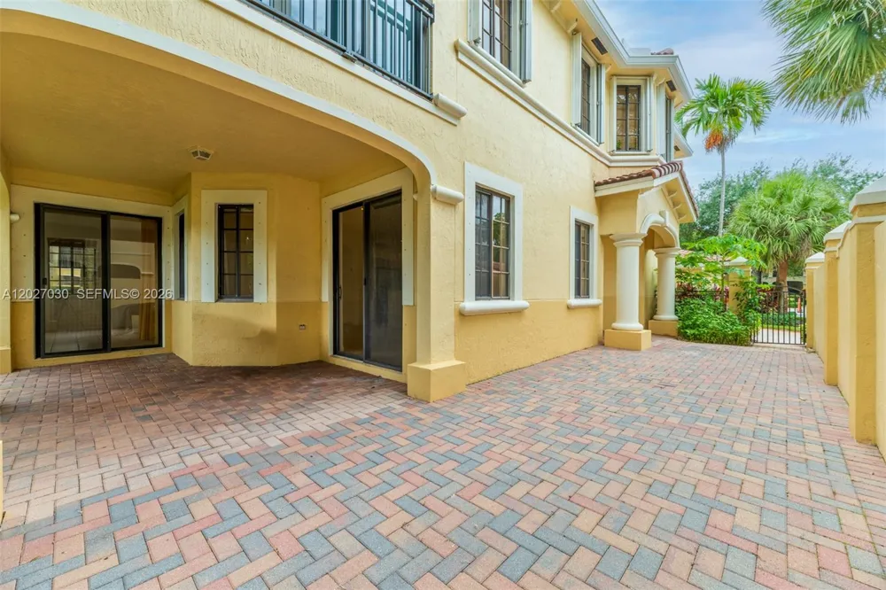 1695 Passion Vine Cir #22-1 Weston, FL 33326
