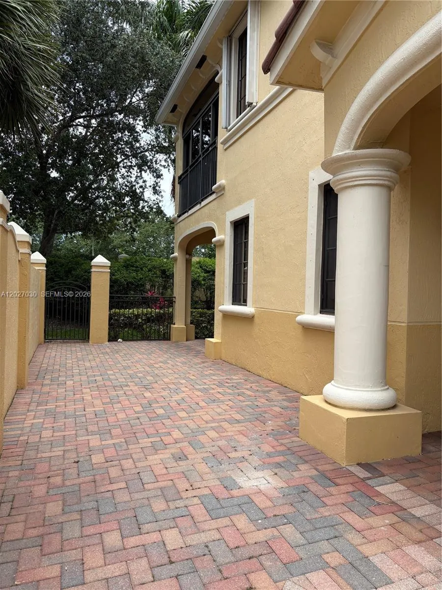 1695 Passion Vine Cir #22-1 Weston, FL 33326