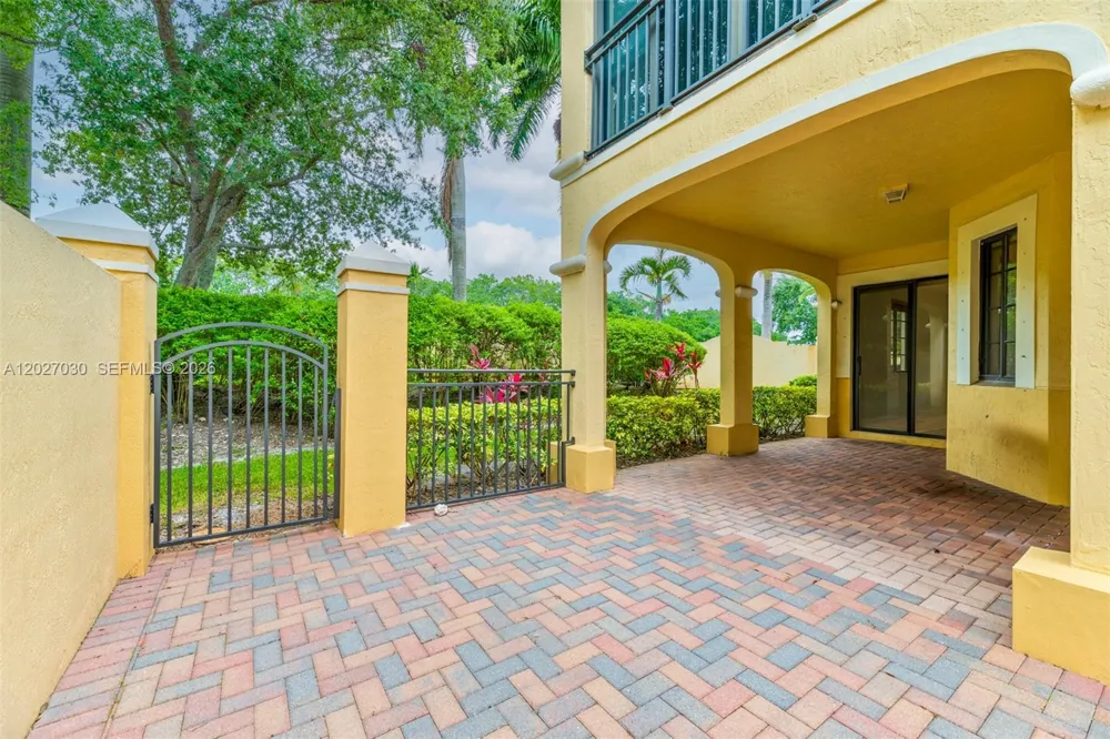 1695 Passion Vine Cir #22-1 Weston, FL 33326