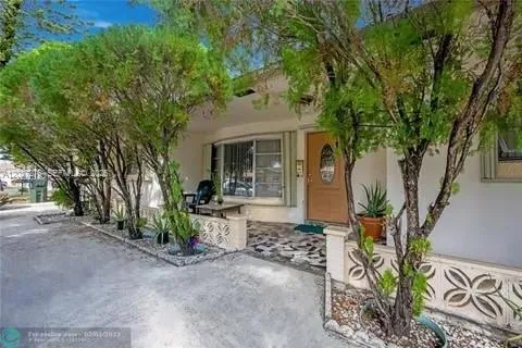 1109 NE 4th Ct