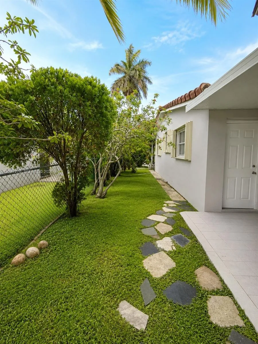 1109 NE 4th Ct Hallandale Beach, FL 33009