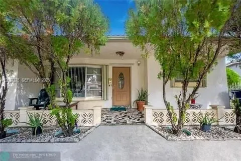 1109 NE 4th Ct Hallandale Beach, FL 33009