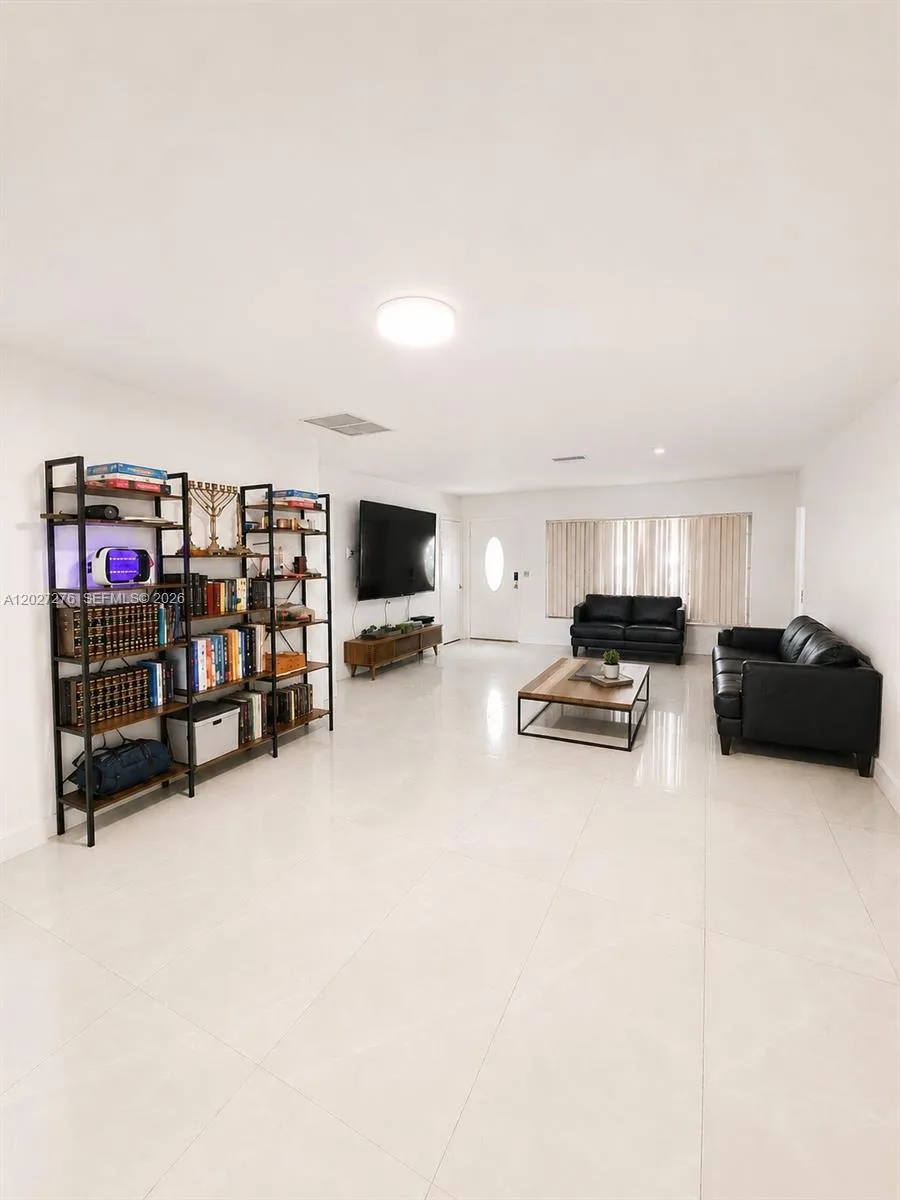 1109 NE 4th Ct Hallandale Beach, FL 33009