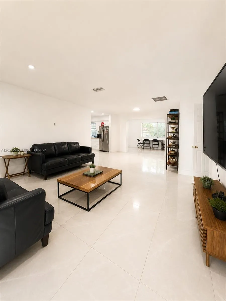 1109 NE 4th Ct Hallandale Beach, FL 33009