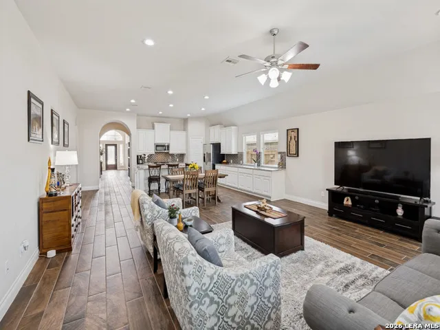 2908 GLEN VW Seguin, TX 78155