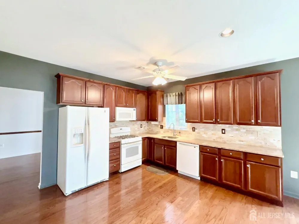 6 Holly Manor Court Helmetta, NJ 08828
