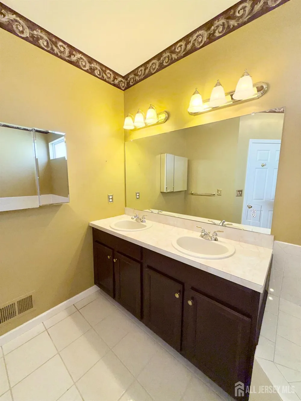 6 Holly Manor Court Helmetta, NJ 08828