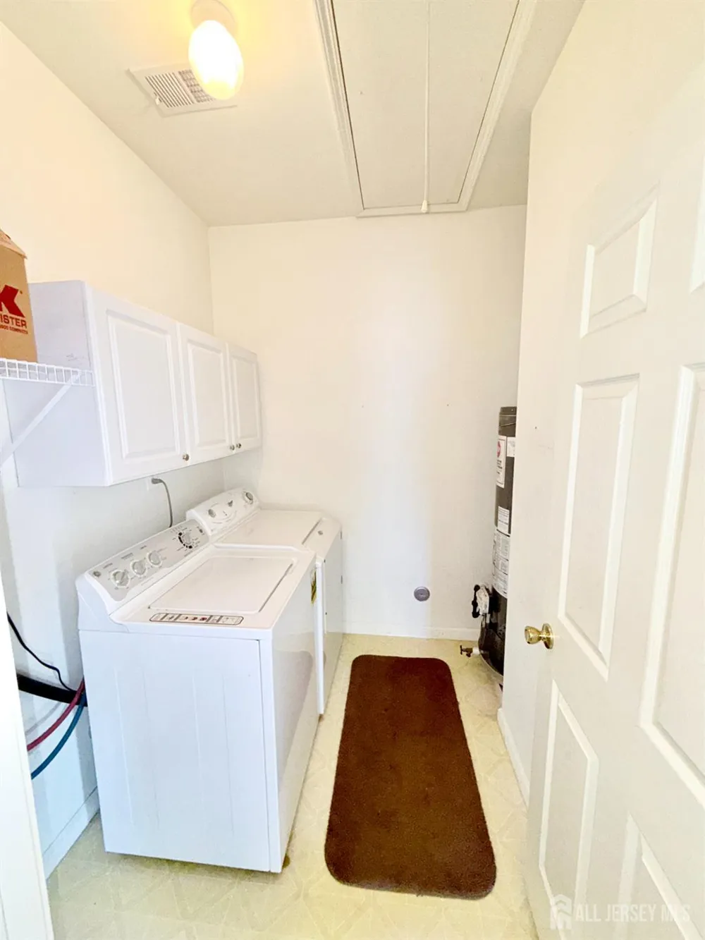 6 Holly Manor Court Helmetta, NJ 08828