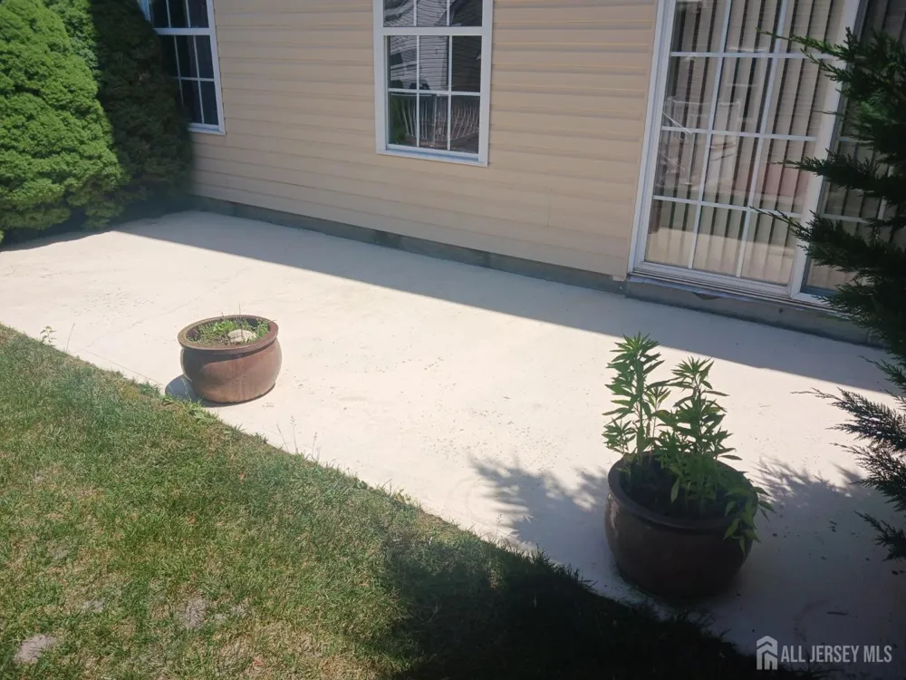 6 Holly Manor Court Helmetta, NJ 08828