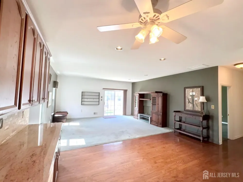 6 Holly Manor Court Helmetta, NJ 08828