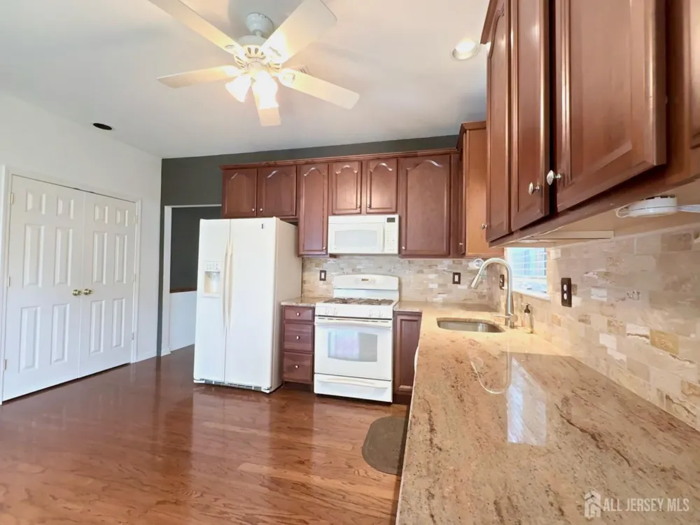 6 Holly Manor Court Helmetta, NJ 08828