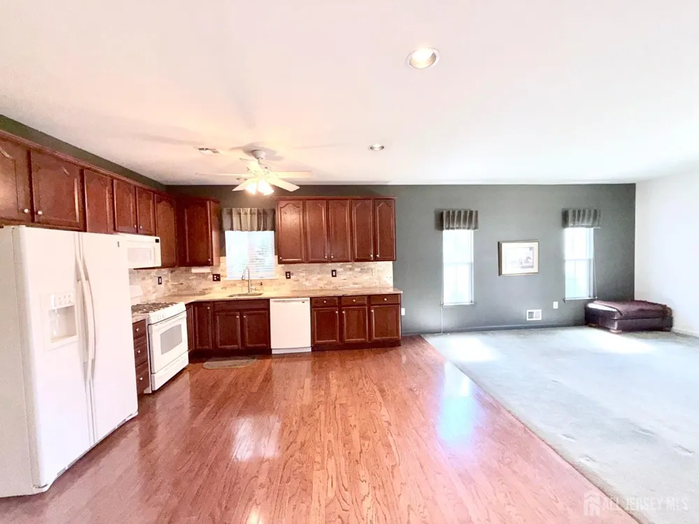 6 Holly Manor Court Helmetta, NJ 08828