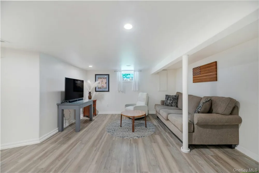 21 Jones Road Hampton Bays, NY 11946