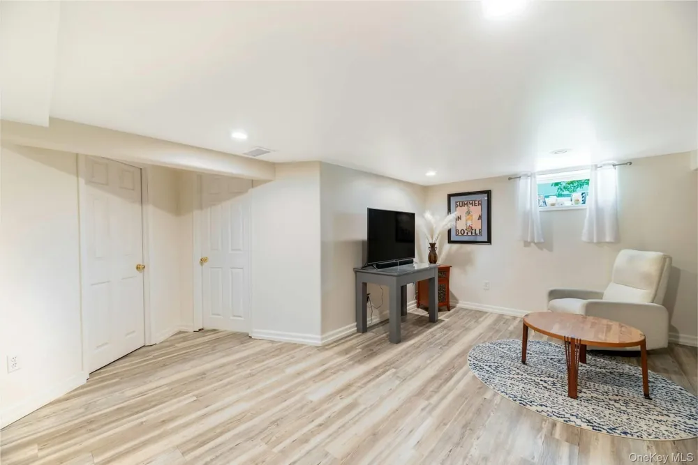 21 Jones Road Hampton Bays, NY 11946