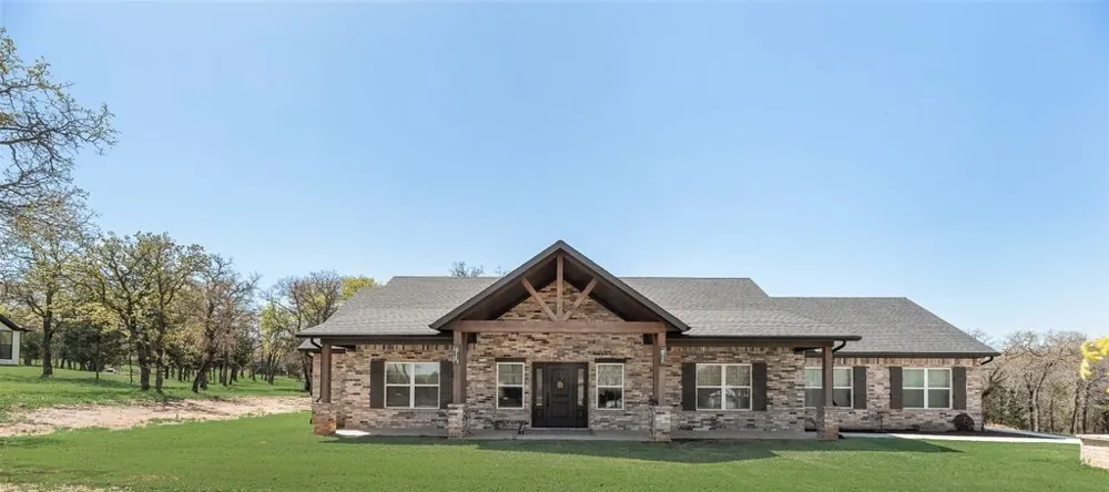 245 Creek Crossing Street Alvord, TX 76225
