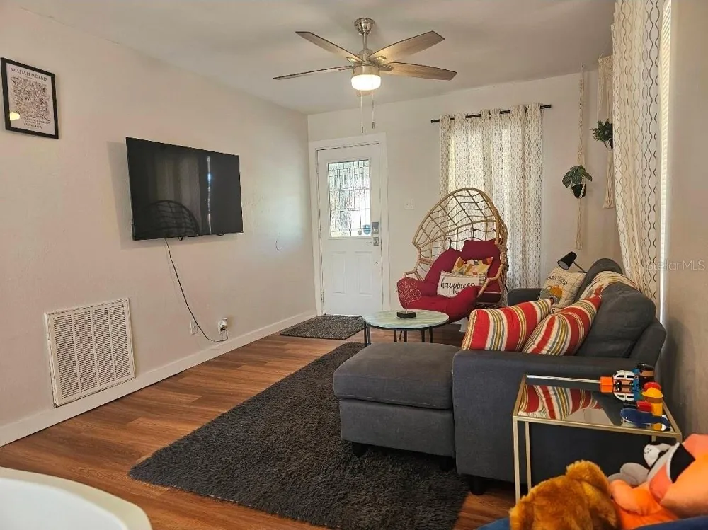 2015 OAKWOOD AVENUE Tampa, FL 33605