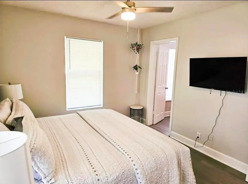 2015 OAKWOOD AVENUE Tampa, FL 33605