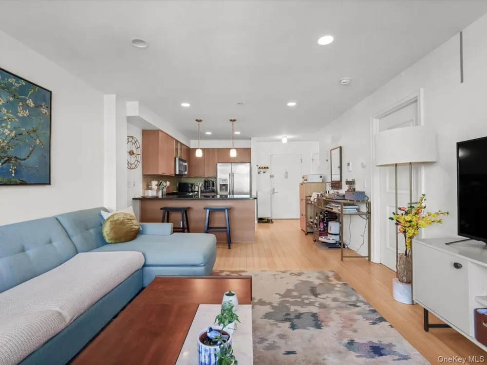 2519 35th Street #4C Astoria, NY 11103