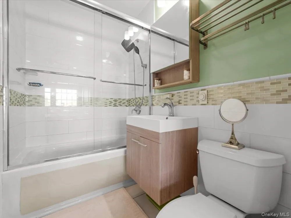 2519 35th Street #4C Astoria, NY 11103