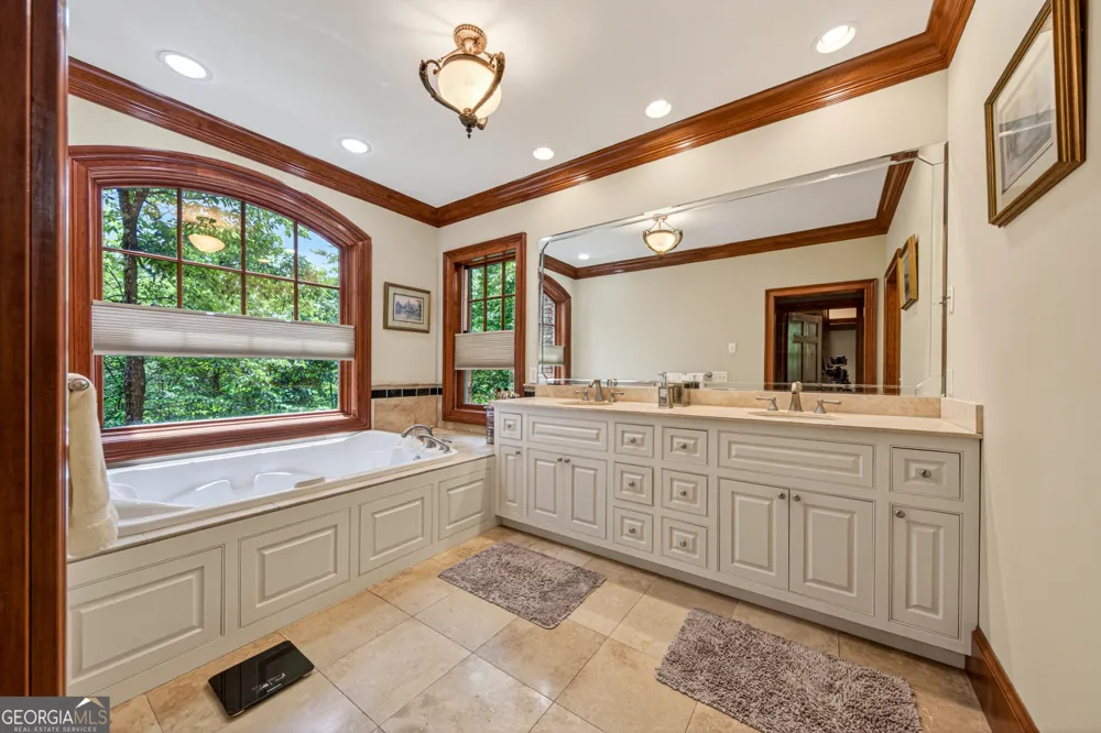 795 Chenocetah DR Cornelia, GA 30531
