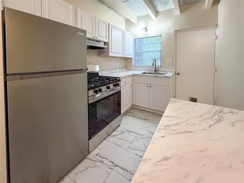 219 NW 3RD AVENUE #B
