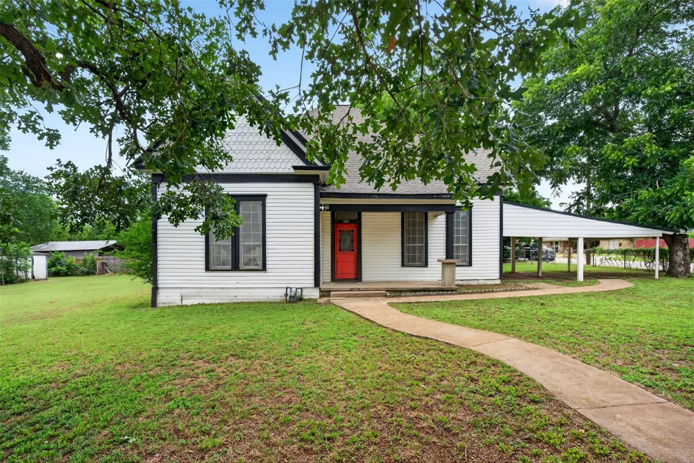 107 S Washington Street Cleburne, TX 76031