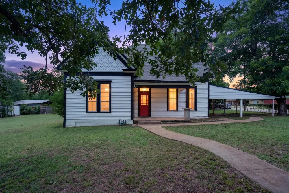 107 S Washington Street Cleburne, TX 76031