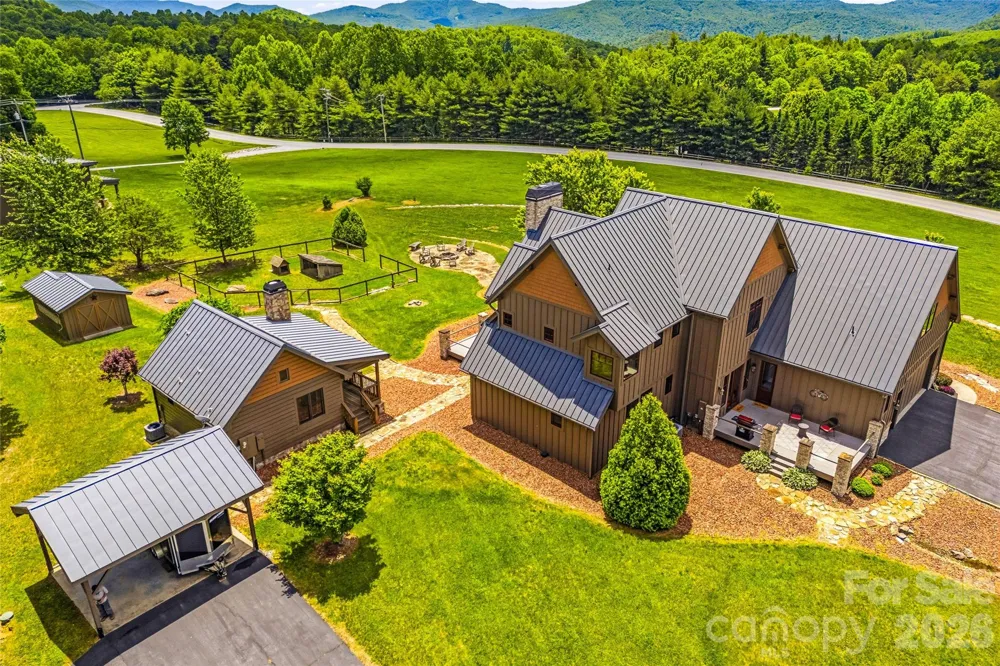 4862 Pinnacle Mountain Road Zirconia, NC 28790