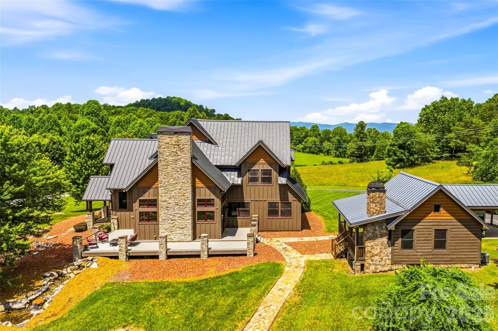4862 Pinnacle Mountain Road Zirconia, NC 28790