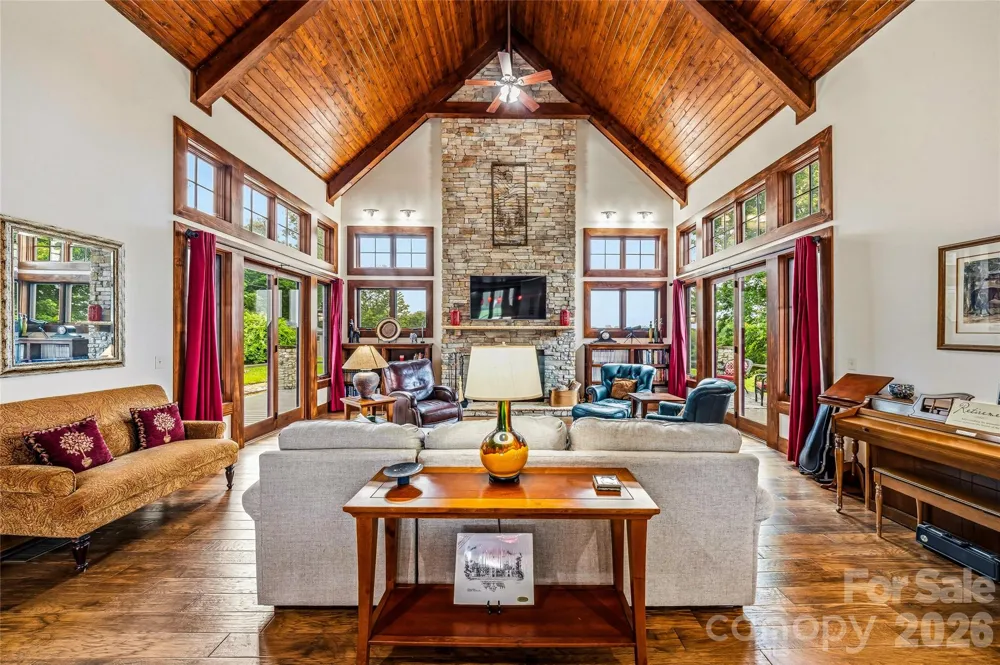 4862 Pinnacle Mountain Road Zirconia, NC 28790