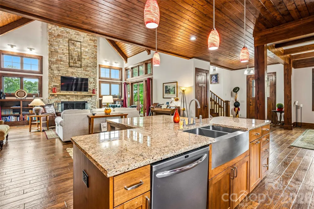 4862 Pinnacle Mountain Road Zirconia, NC 28790
