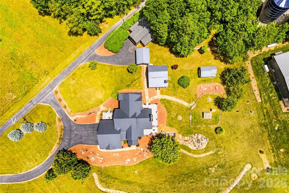 4862 Pinnacle Mountain Road Zirconia, NC 28790