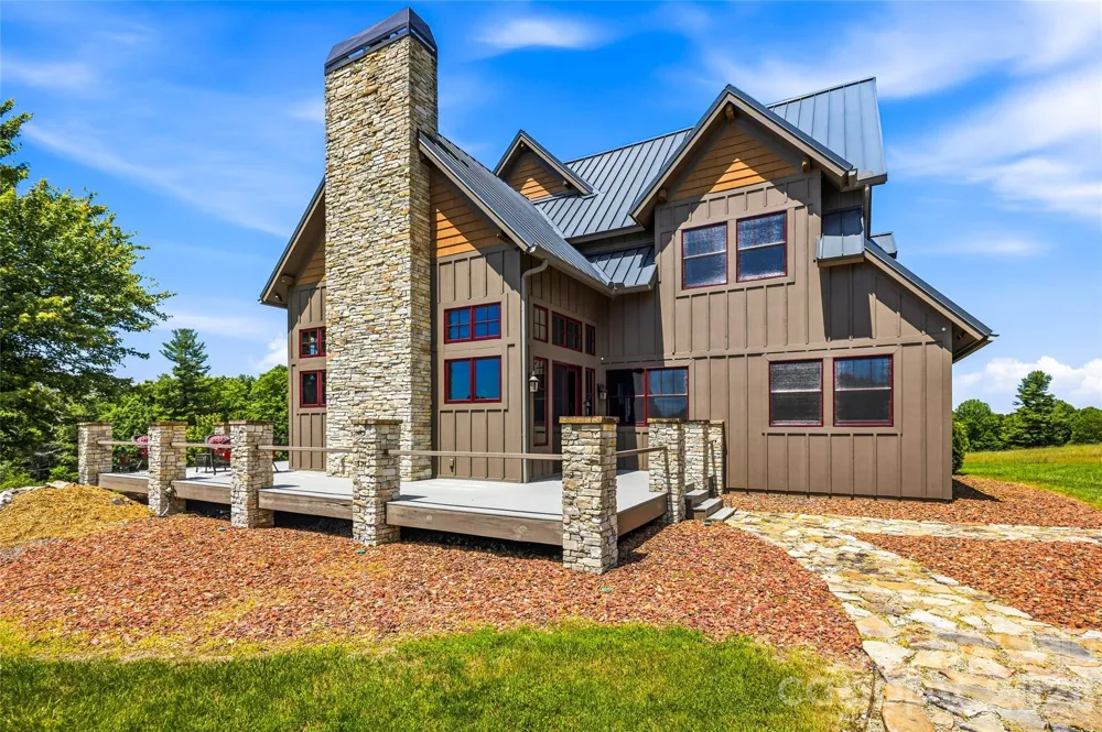 4862 Pinnacle Mountain Road Zirconia, NC 28790