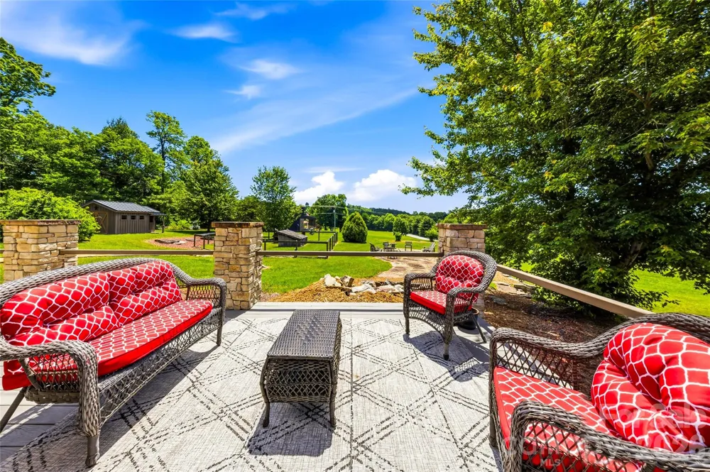 4862 Pinnacle Mountain Road Zirconia, NC 28790