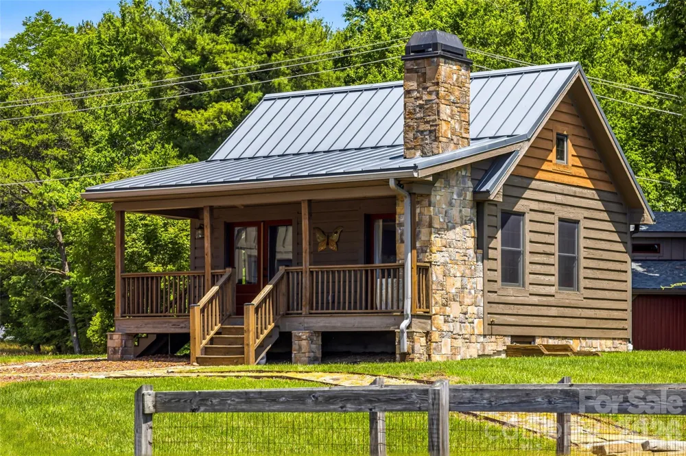 4862 Pinnacle Mountain Road Zirconia, NC 28790