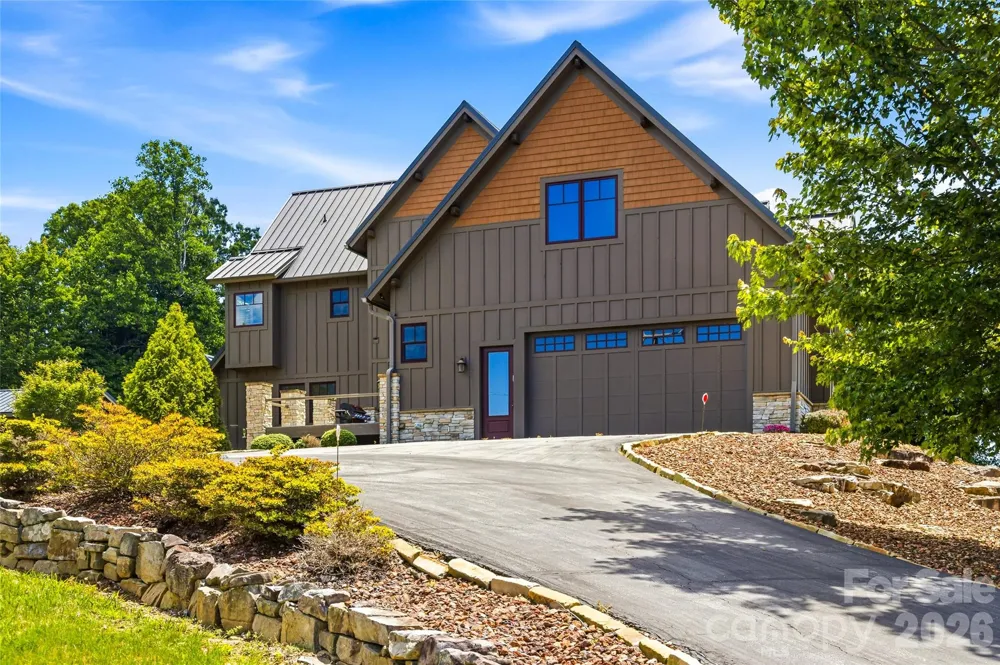 4862 Pinnacle Mountain Road Zirconia, NC 28790