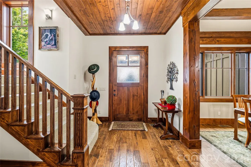 4862 Pinnacle Mountain Road Zirconia, NC 28790
