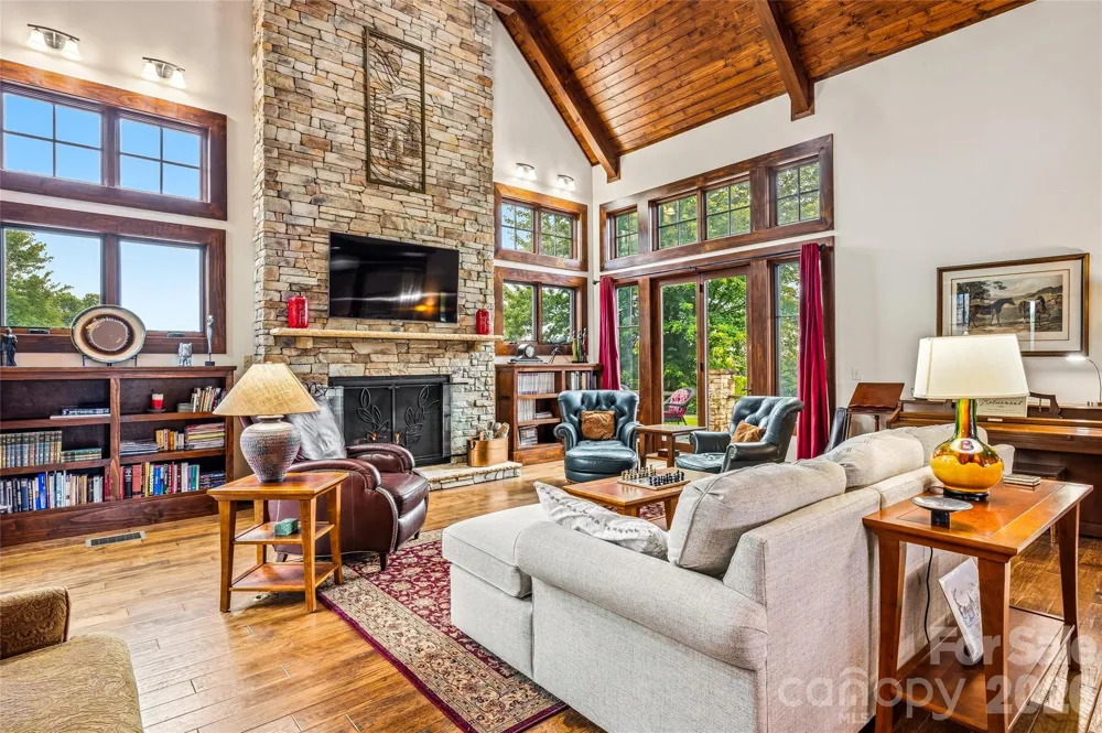 4862 Pinnacle Mountain Road Zirconia, NC 28790