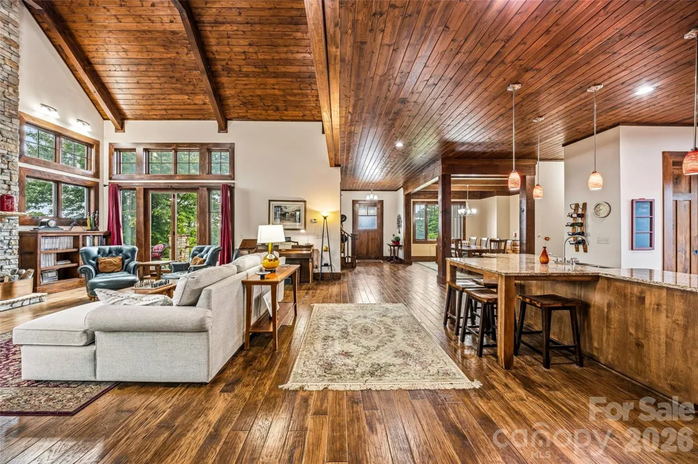 4862 Pinnacle Mountain Road Zirconia, NC 28790